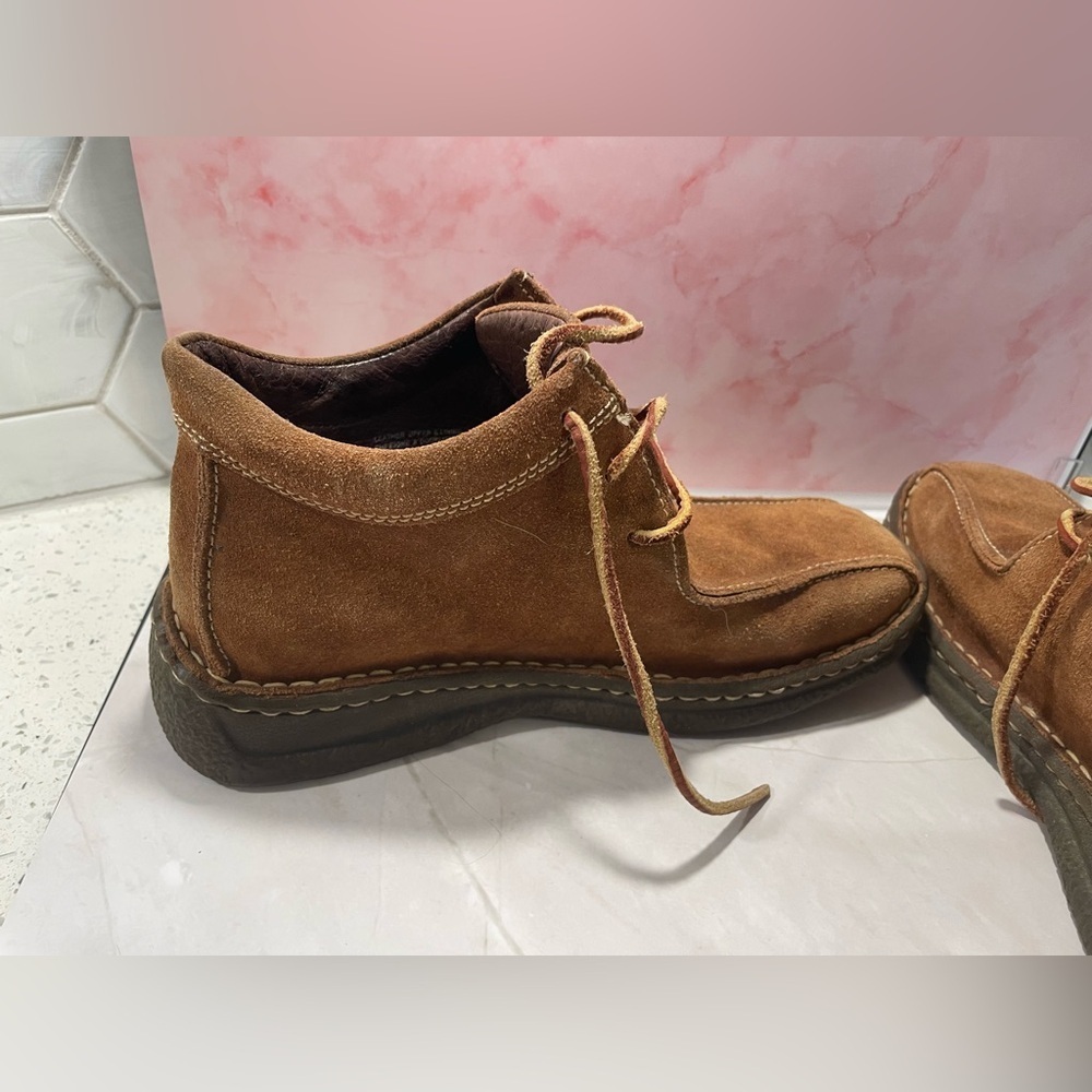 Born Woman’s Tan Suede Lace Up Boots Size 7 Leather Contrast Stitching Bootie - Picture 8 of 16